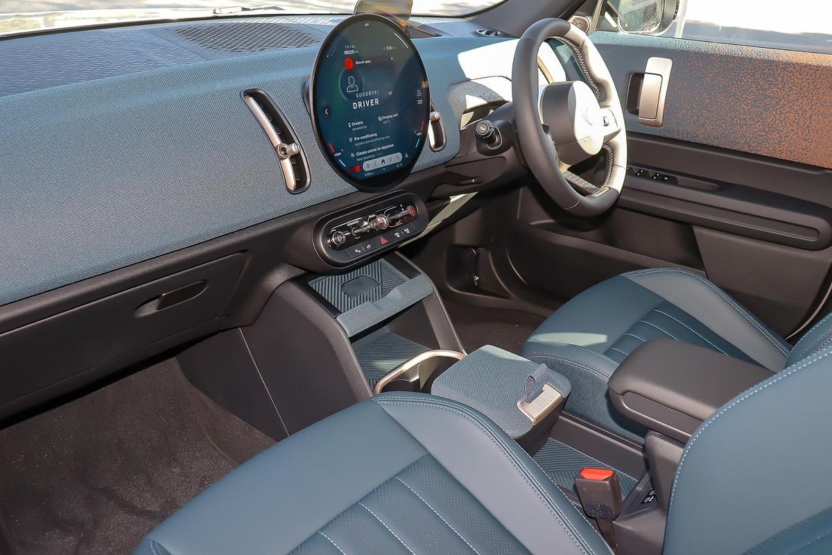 2024 MINI Countryman SE Favoured U25