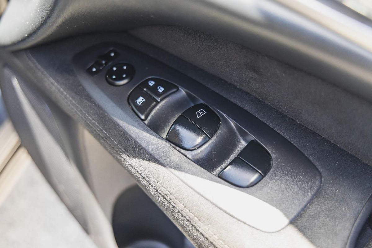 2016 Nissan Pathfinder ST R52