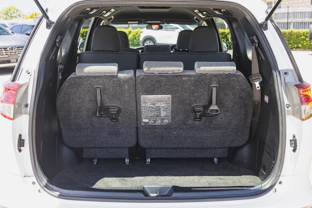 2017 Toyota Tarago GLi ACR50R