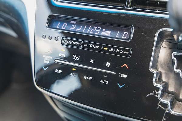 2017 Toyota Tarago GLi ACR50R