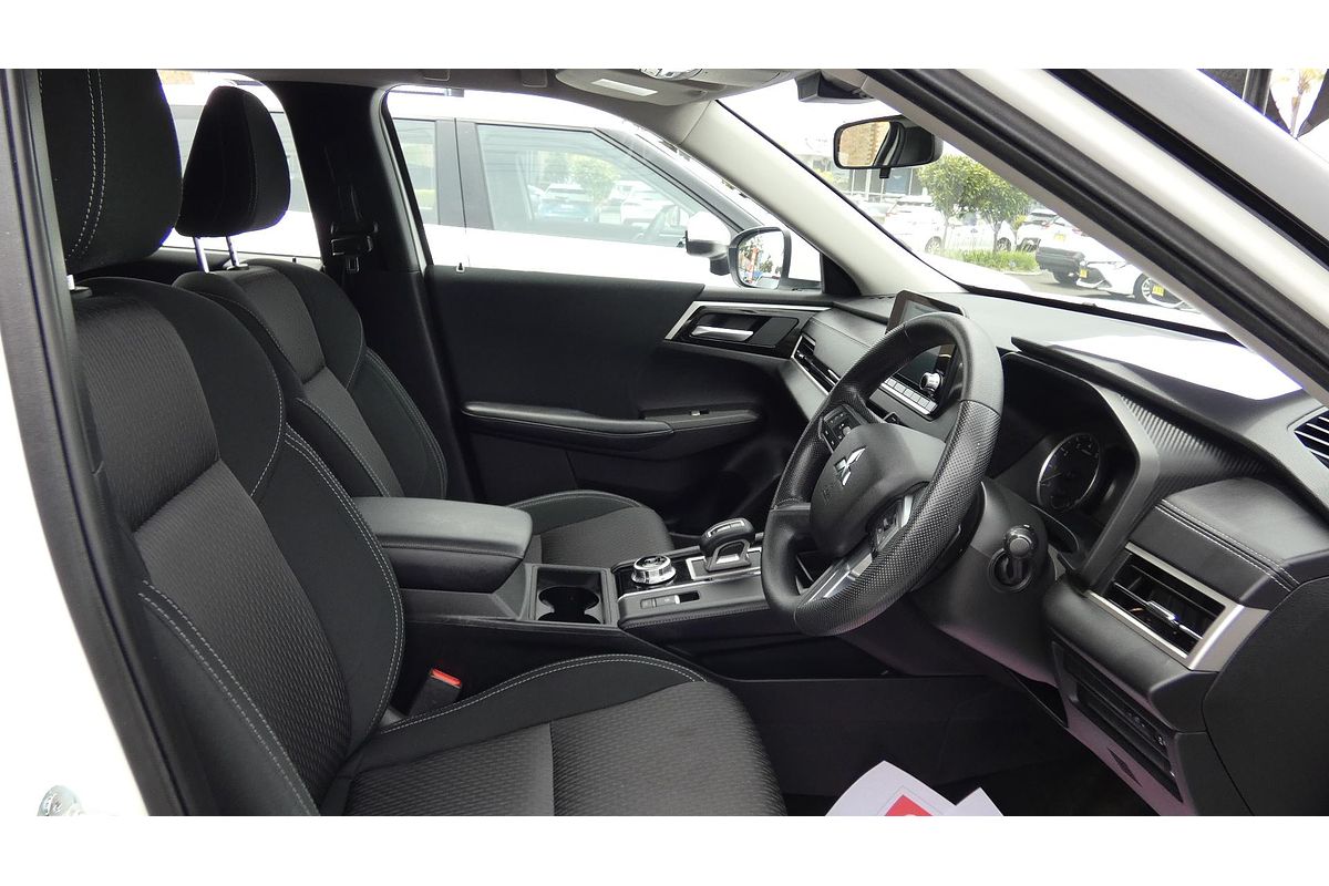 2023 Mitsubishi Outlander ES ZM