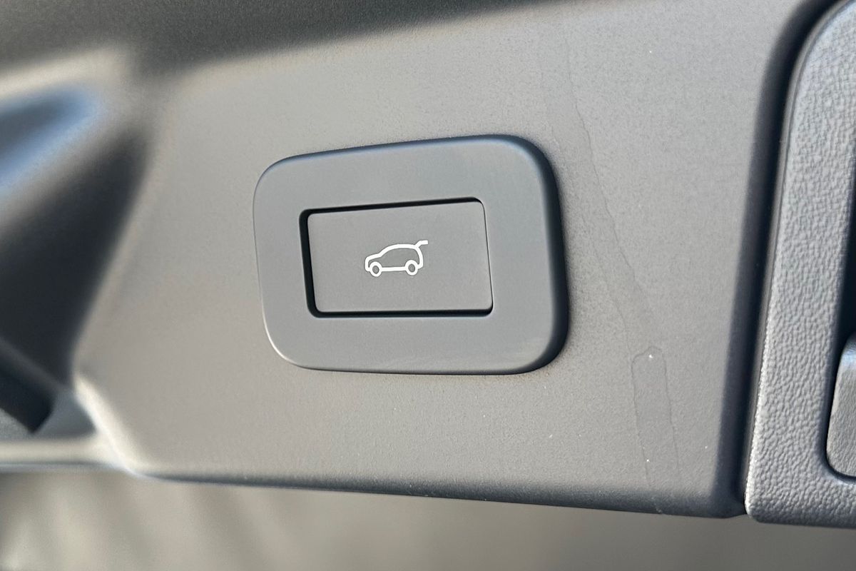 2025 Land Rover Range Rover Velar PHEV P400e Dynamic SE L560