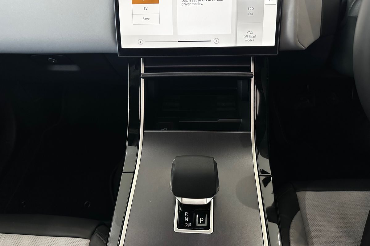 2025 Land Rover Range Rover Velar PHEV P400e Dynamic SE L560