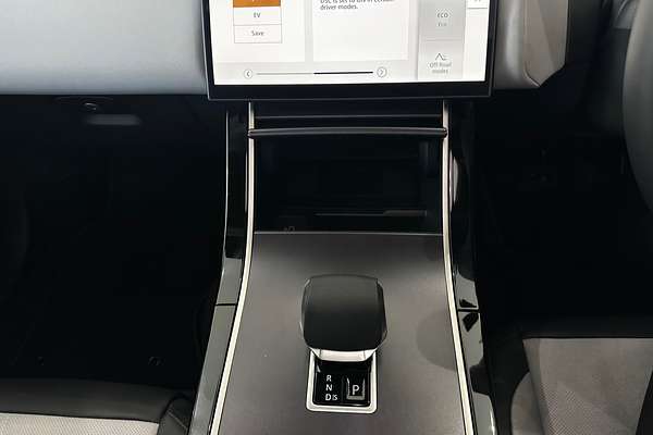 2025 Land Rover Range Rover Velar PHEV P400e Dynamic SE L560