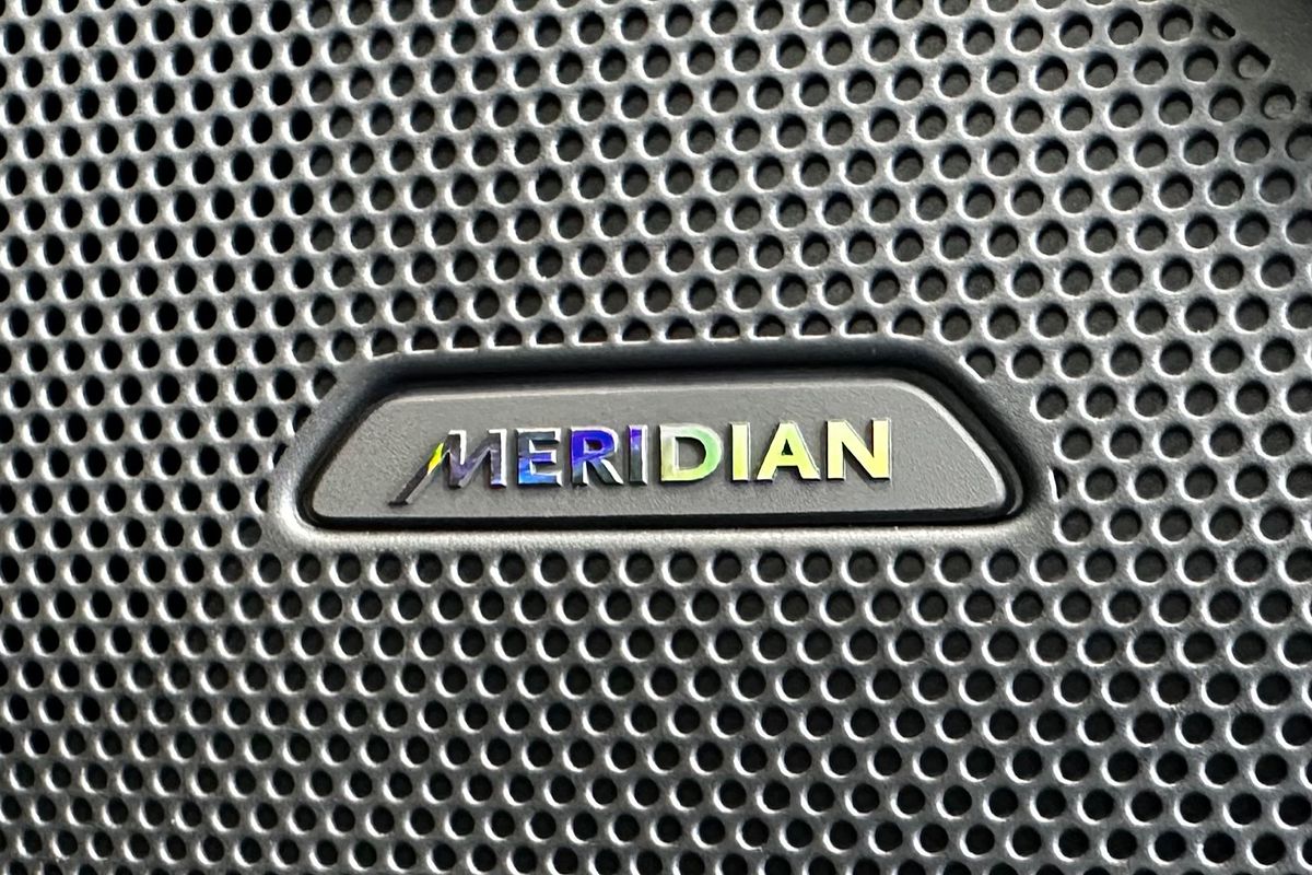 2025 Land Rover Range Rover Velar PHEV P400e Dynamic SE L560