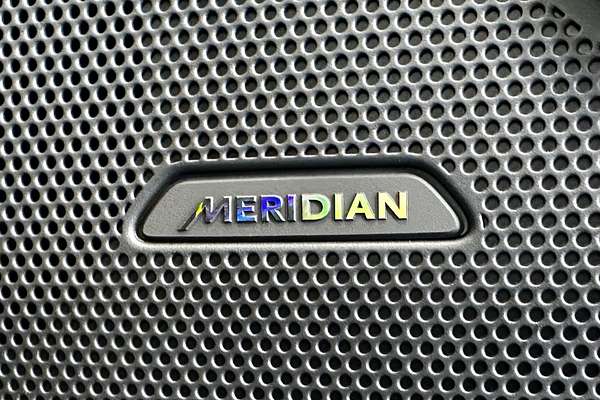 2025 Land Rover Range Rover Velar PHEV P400e Dynamic SE L560