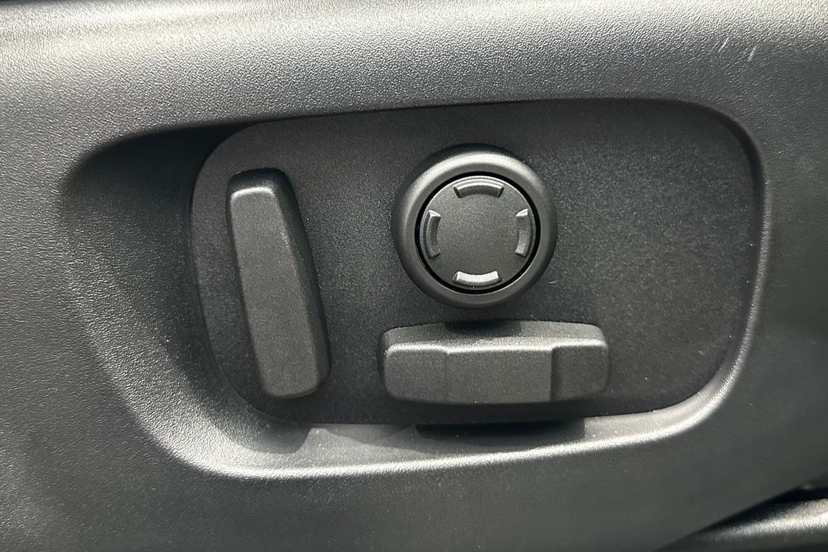 2025 Land Rover Range Rover Velar PHEV P400e Dynamic SE L560