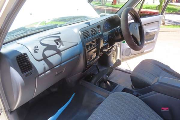 2003 Toyota Hilux KZN165R 4X4