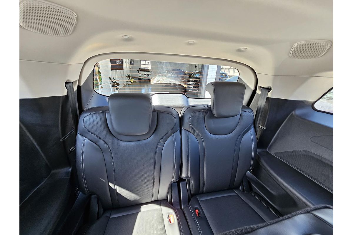 2025 Mahindra XUV700 AX7L