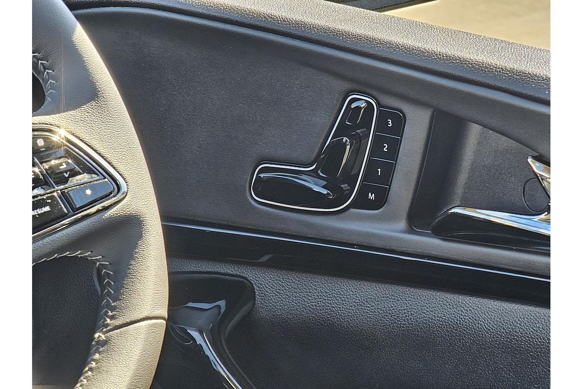 2025 Mahindra XUV700 AX7L