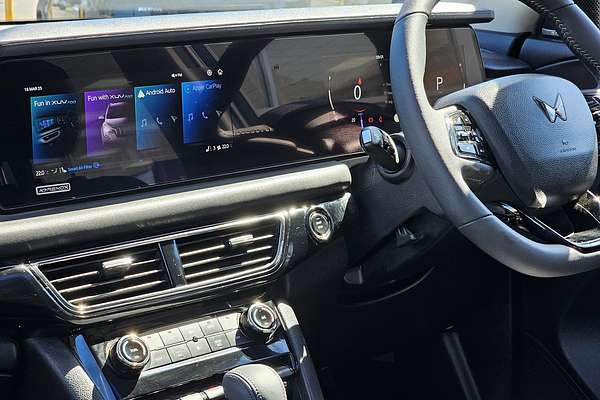 2025 Mahindra XUV700 AX7L