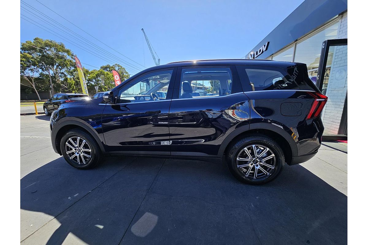 2025 Mahindra XUV700 AX7L