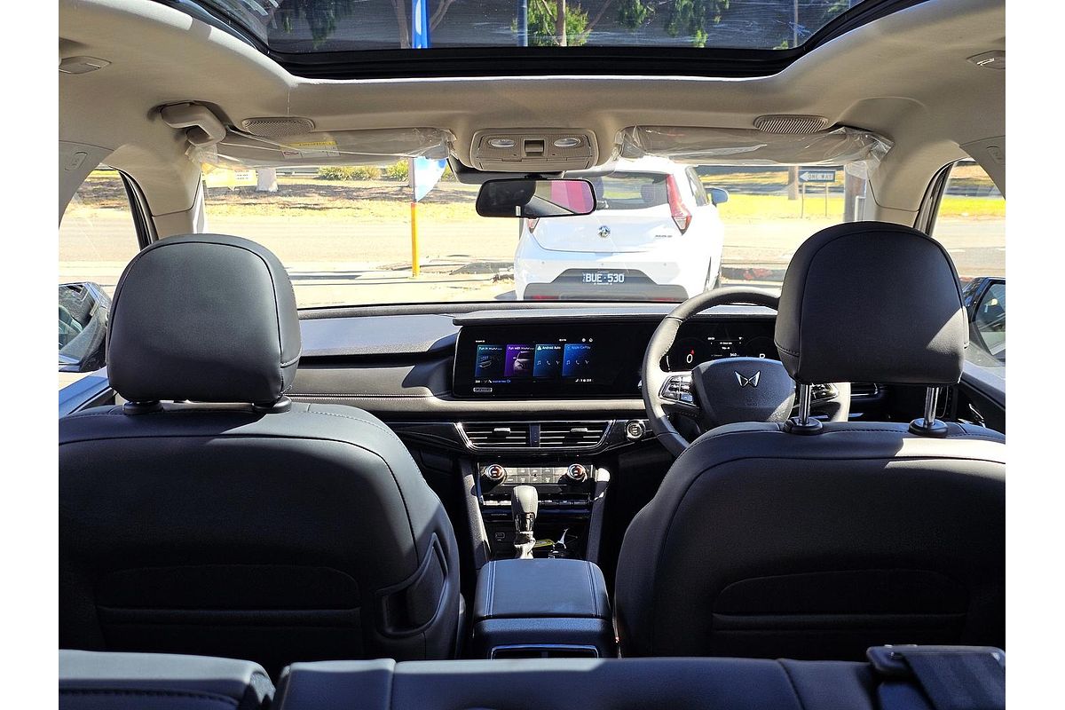 2025 Mahindra XUV700 AX7L