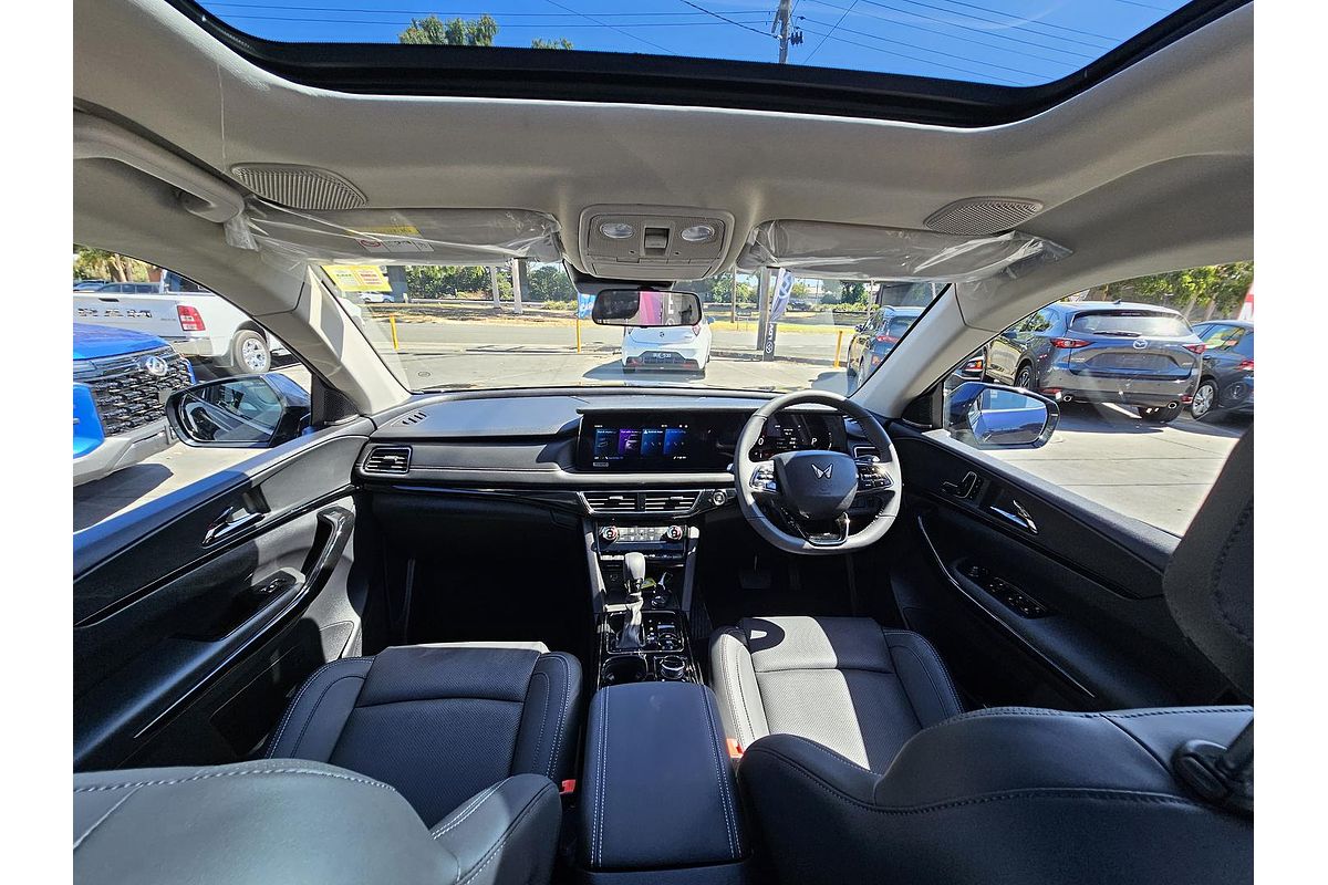 2025 Mahindra XUV700 AX7L