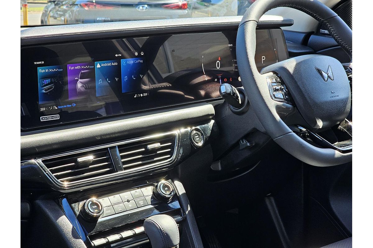 2025 Mahindra XUV700 AX7L