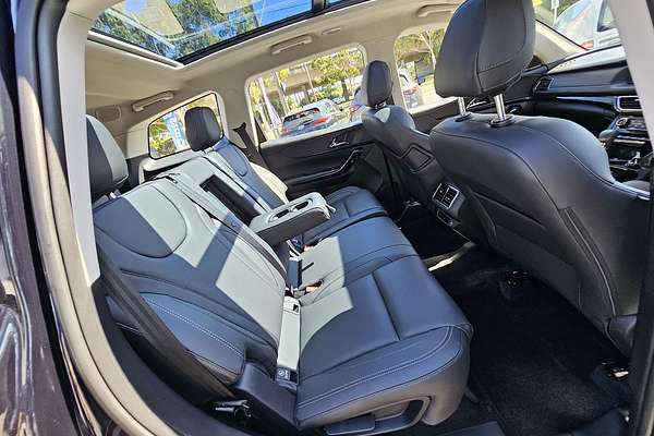 2025 Mahindra XUV700 AX7L