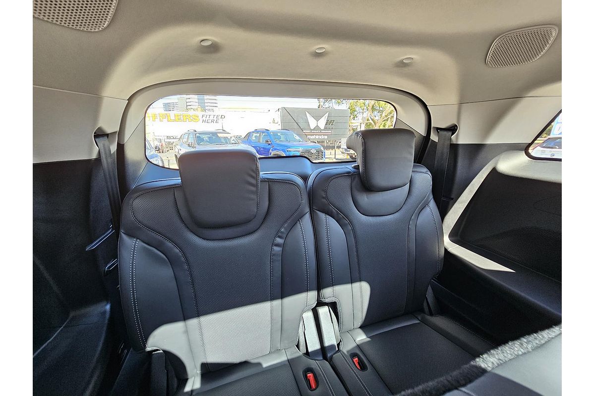 2025 Mahindra XUV700 AX7L