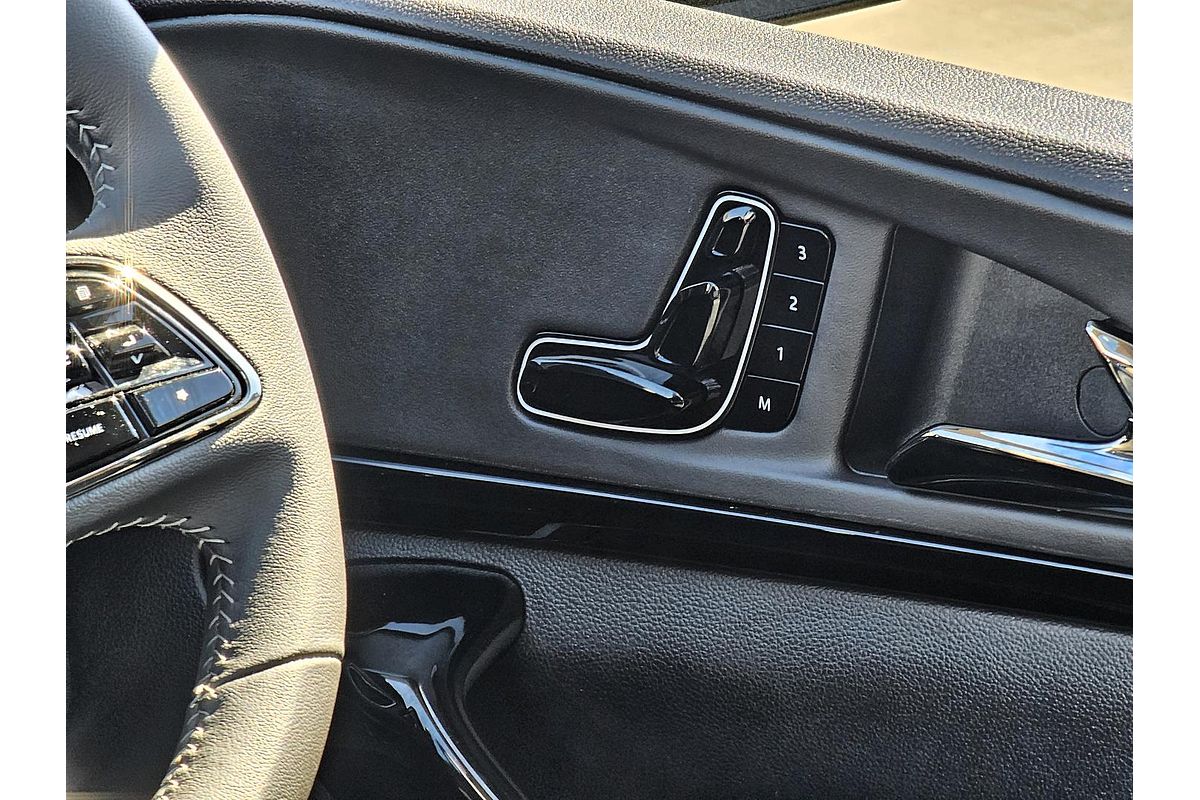 2025 Mahindra XUV700 AX7L