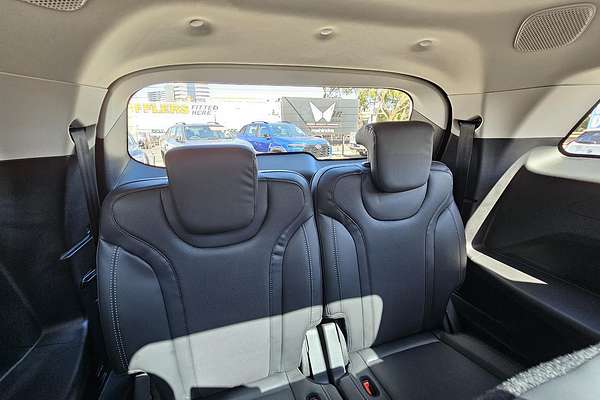 2025 Mahindra XUV700 AX7L