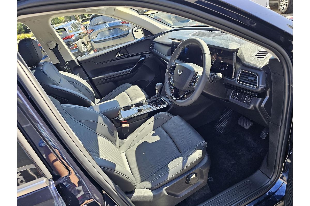 2025 Mahindra XUV700 AX7L