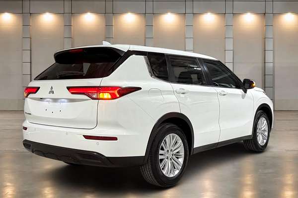 2023 Mitsubishi Outlander ES ZM