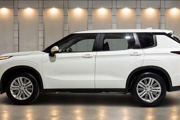 2023 Mitsubishi Outlander ES ZM