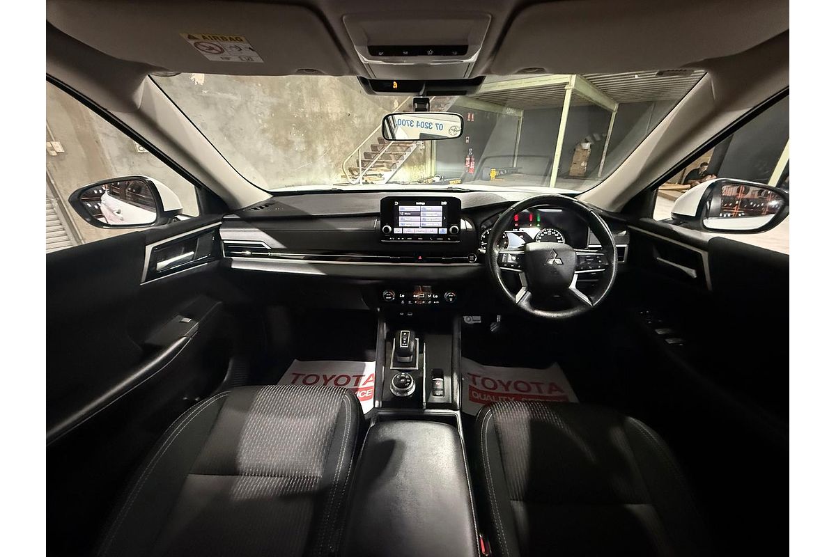 2023 Mitsubishi Outlander ES ZM