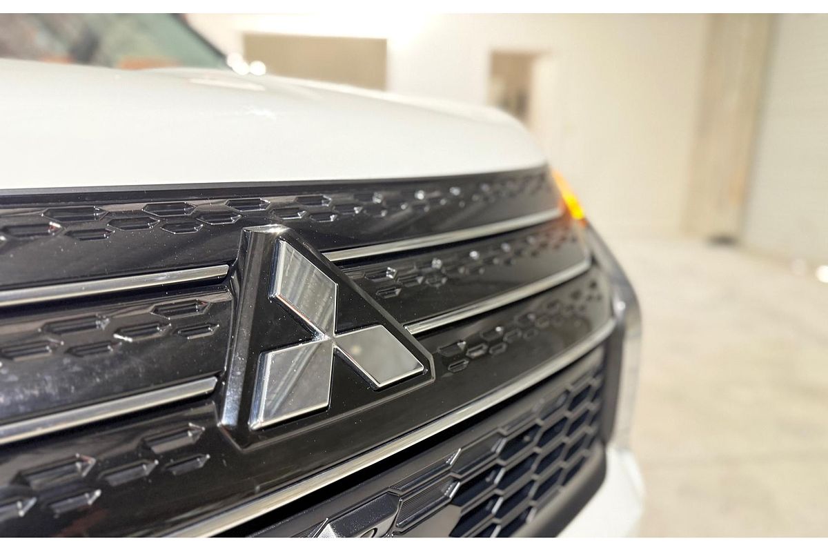 2023 Mitsubishi Outlander ES ZM