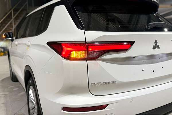 2023 Mitsubishi Outlander ES ZM