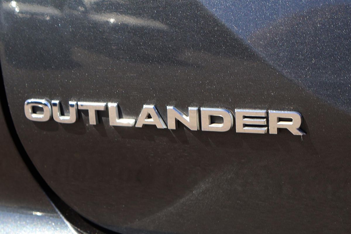 2023 Mitsubishi Outlander ES ZM