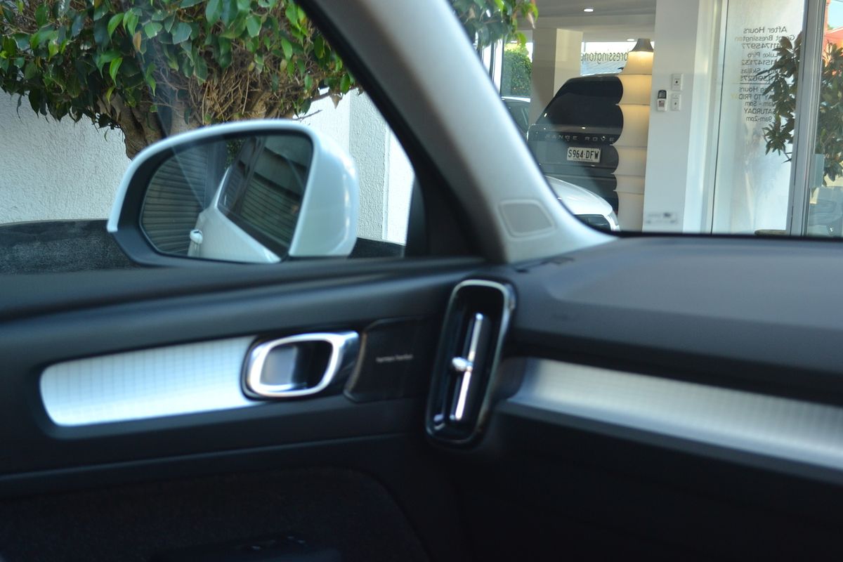 2018 Volvo XC40 D4 Momentum