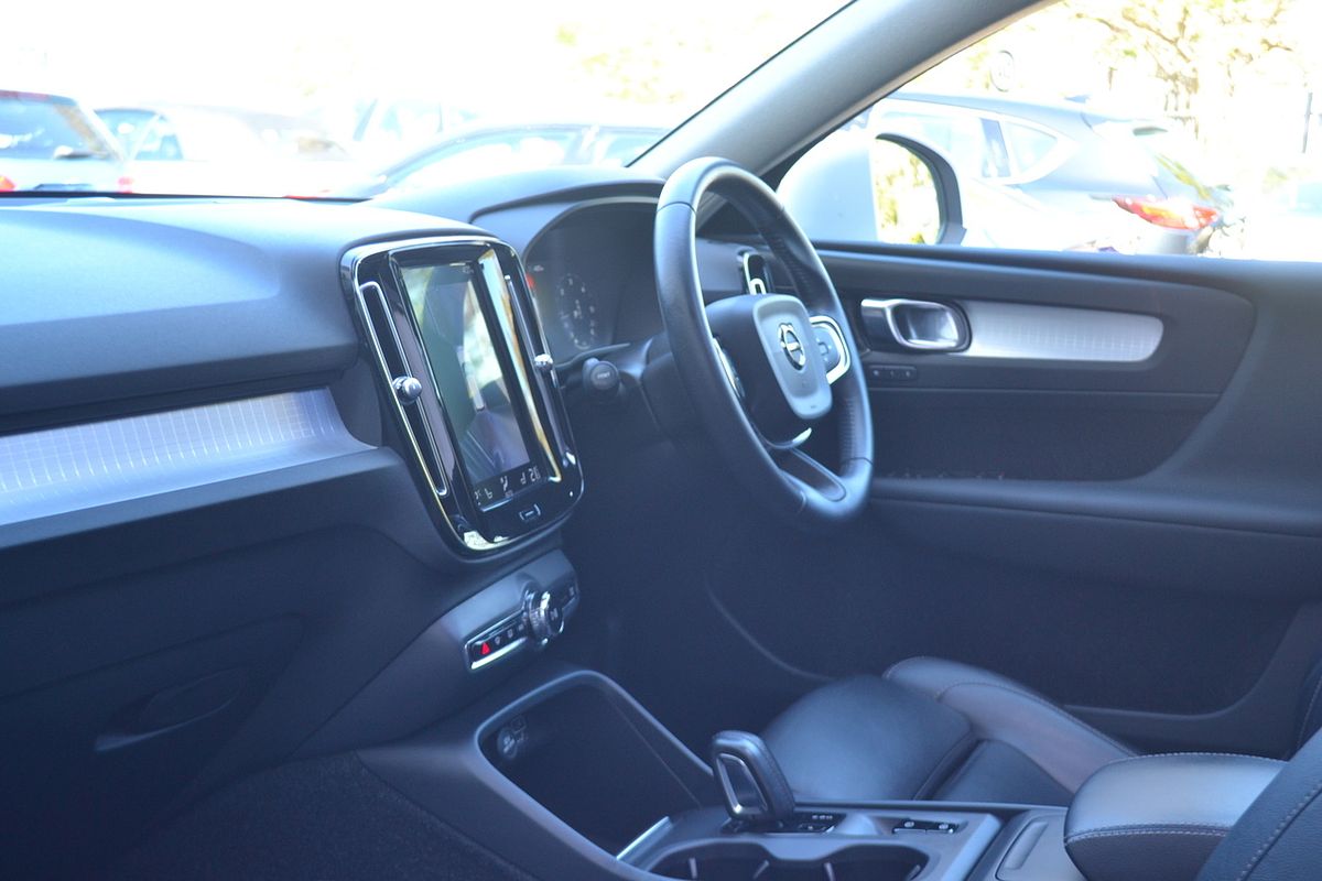 2018 Volvo XC40 D4 Momentum