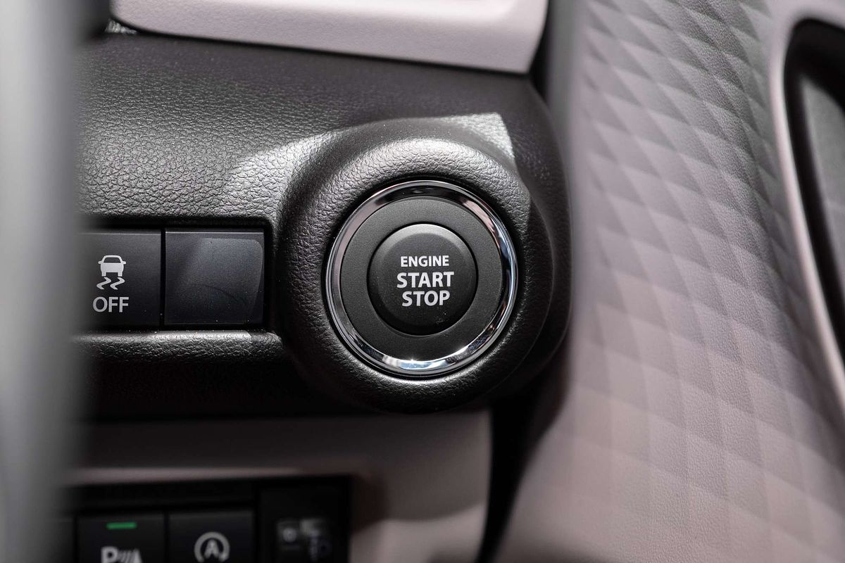 2025 Suzuki Swift Hybrid Plus UZ