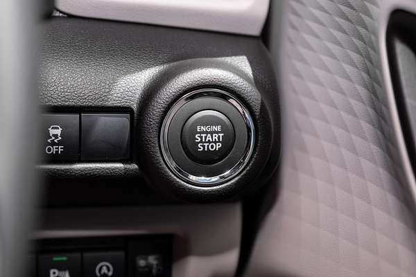 2025 Suzuki Swift Hybrid Plus UZ