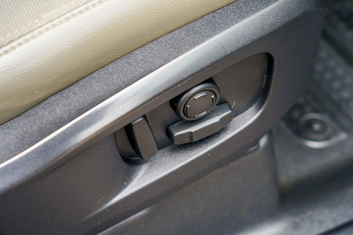 2021 Land Rover Defender 110 D300 SE L663