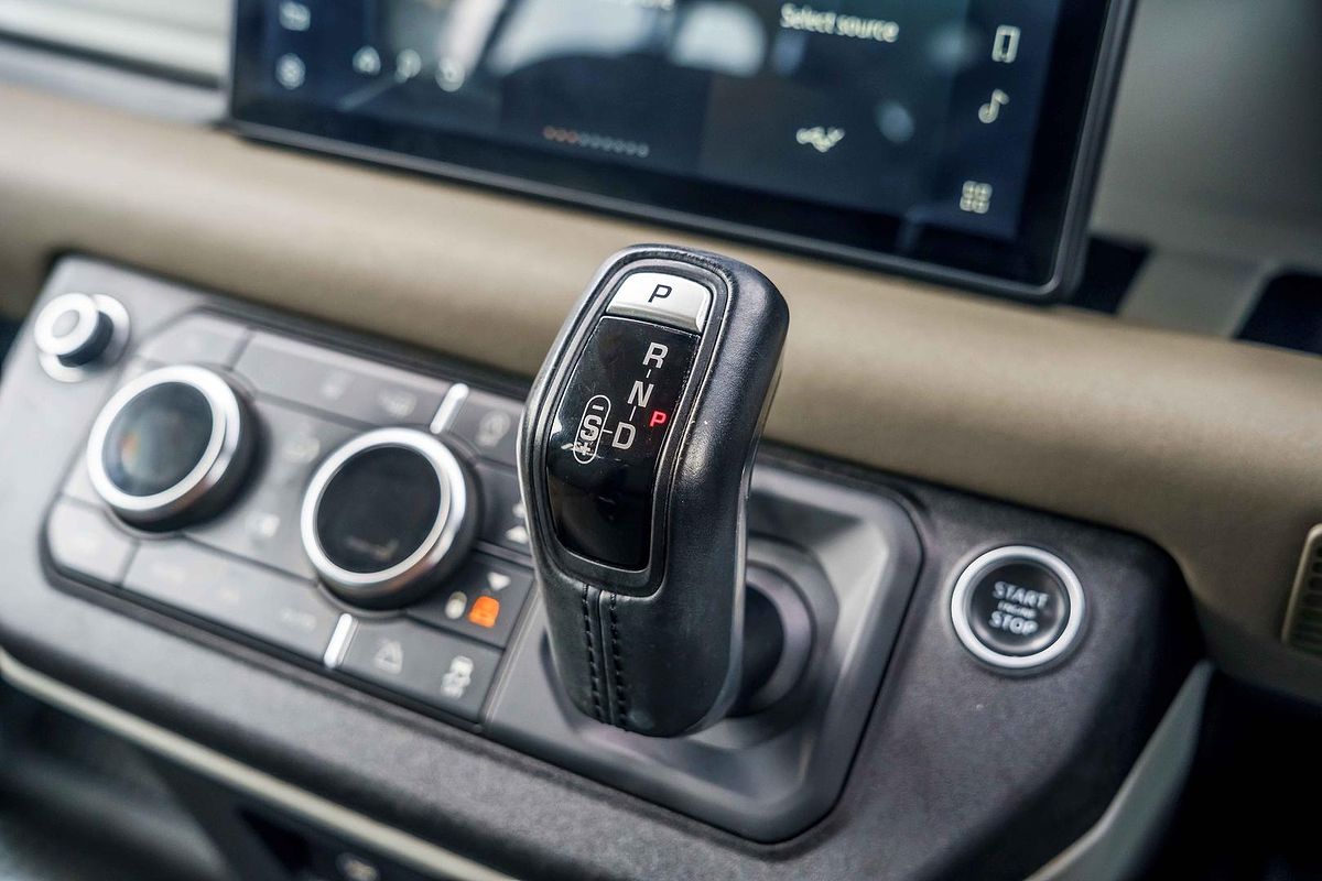 2021 Land Rover Defender 110 D300 SE L663