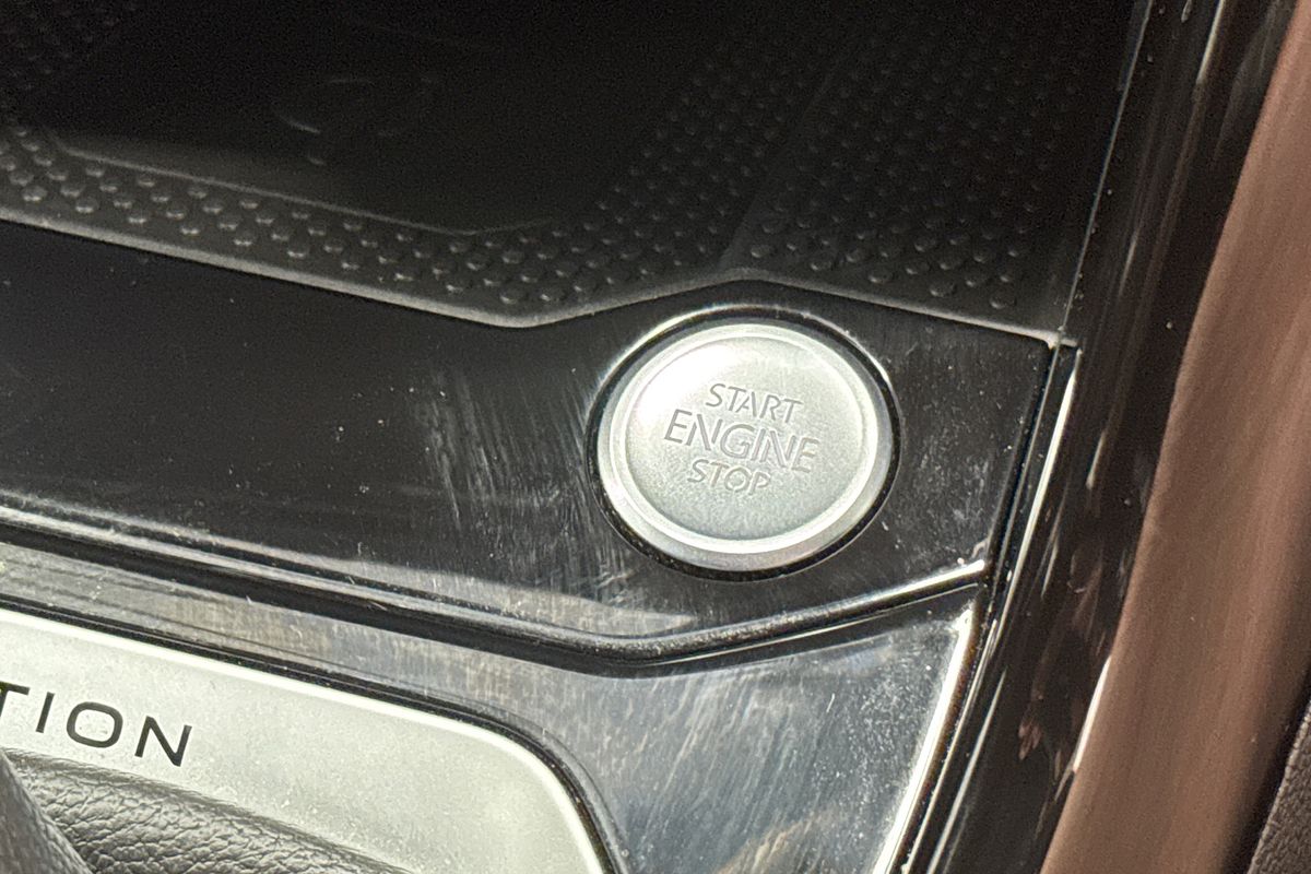 2024 Volkswagen T-Roc 140TSI R-Line D11