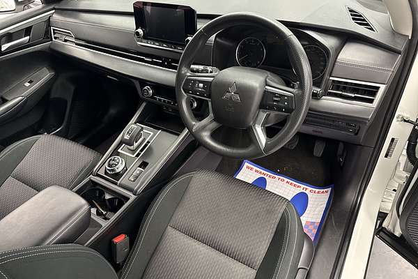 2023 Mitsubishi Outlander ES ZM