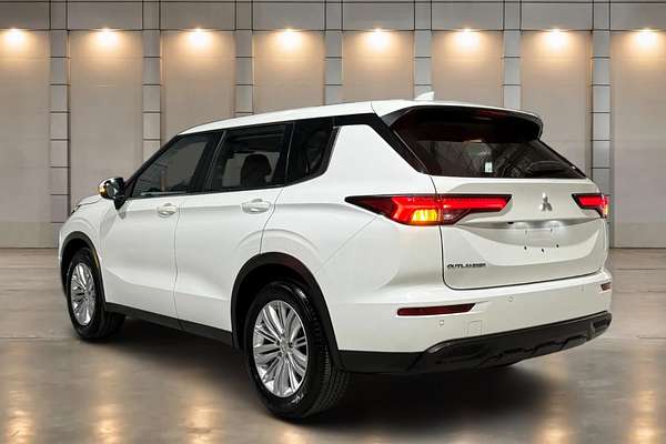 2023 Mitsubishi Outlander ES ZM