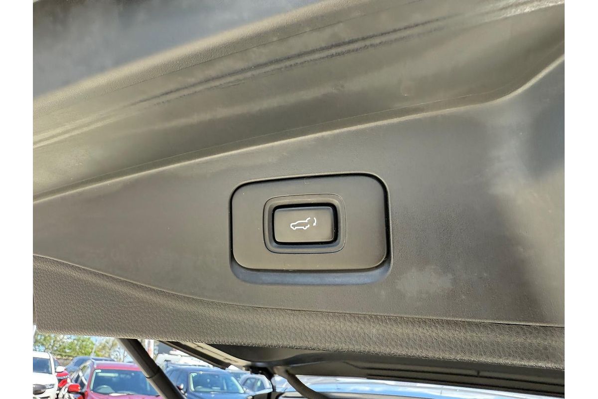 2022 Isuzu MU-X LS-T