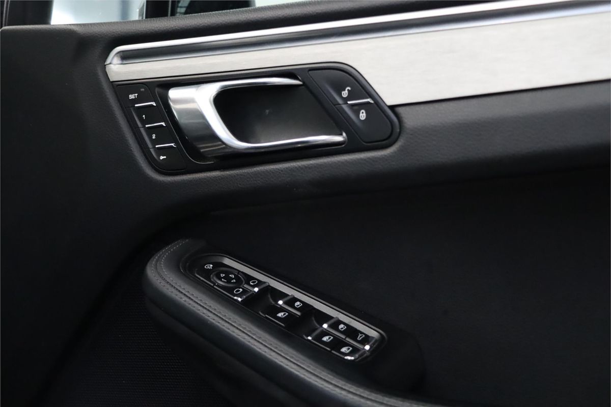 2015 Porsche Macan Turbo 95B