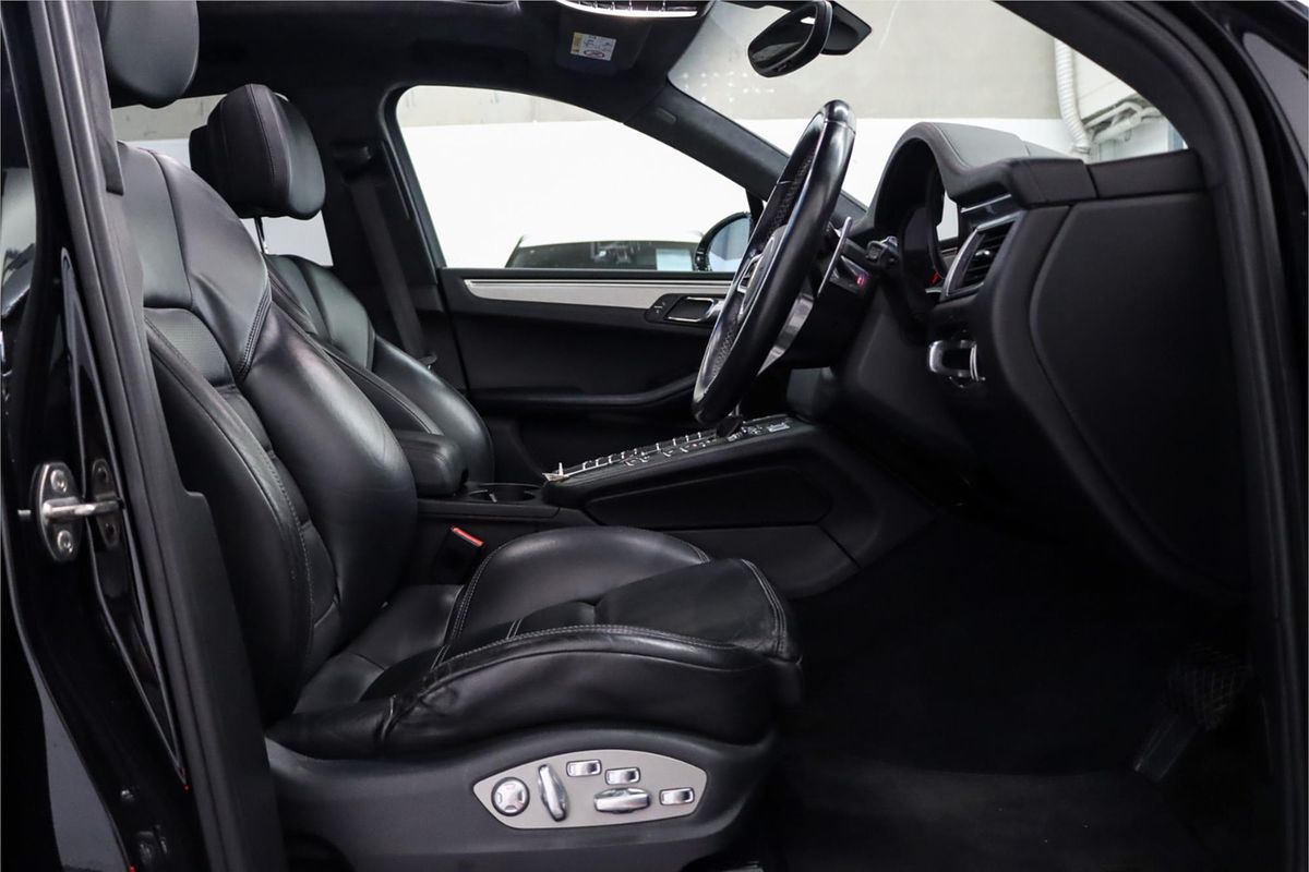 2015 Porsche Macan Turbo 95B