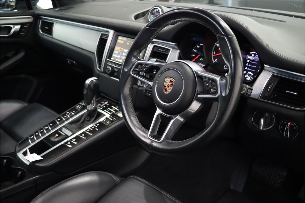 2015 Porsche Macan Turbo 95B