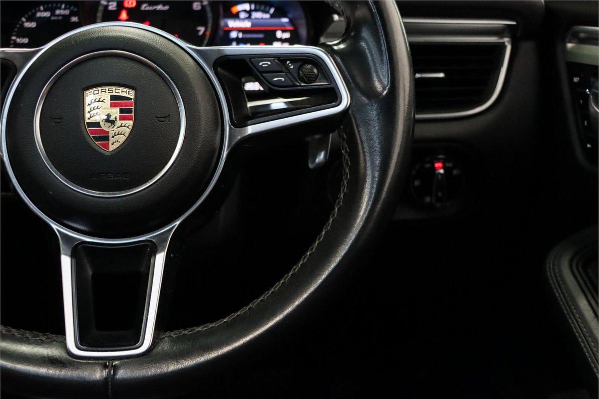 2015 Porsche Macan Turbo 95B