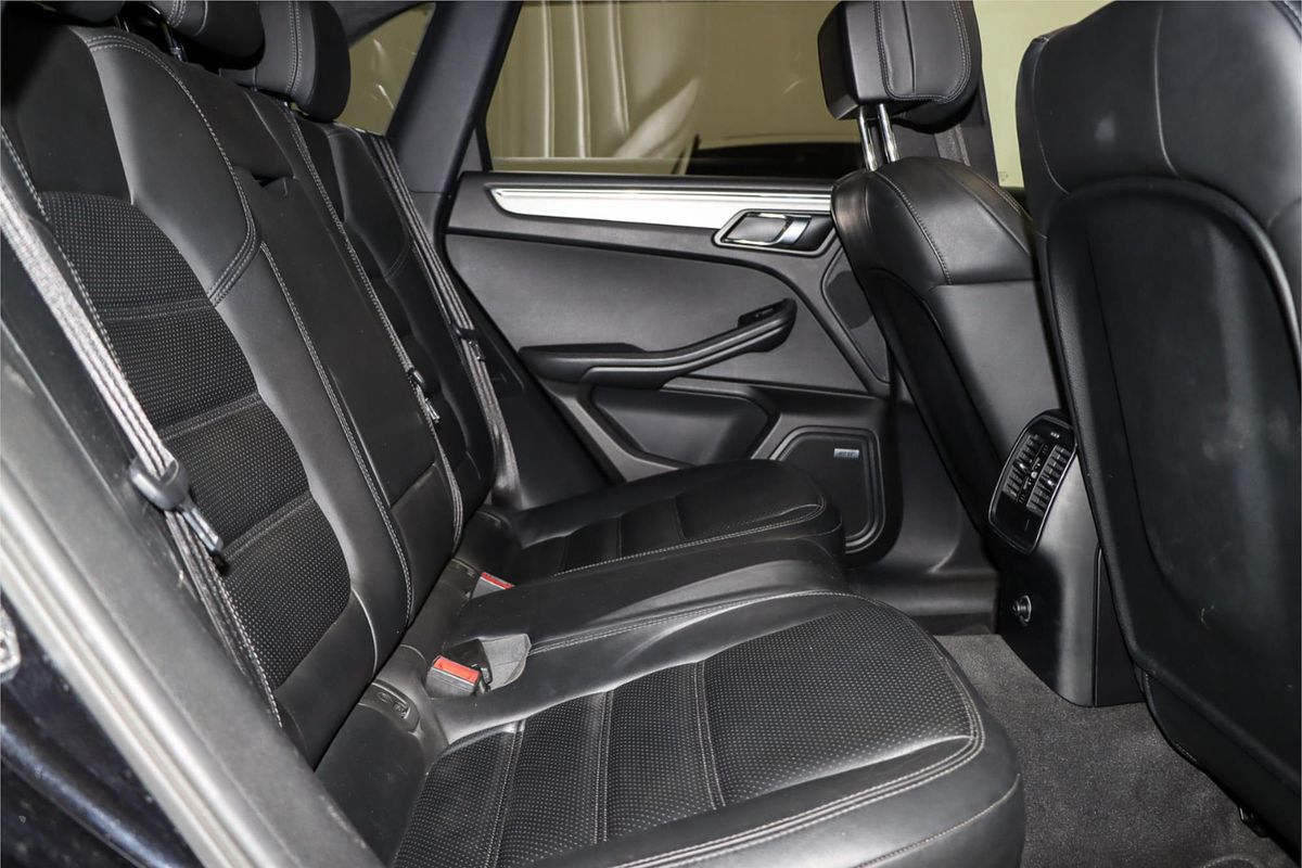 2015 Porsche Macan Turbo 95B