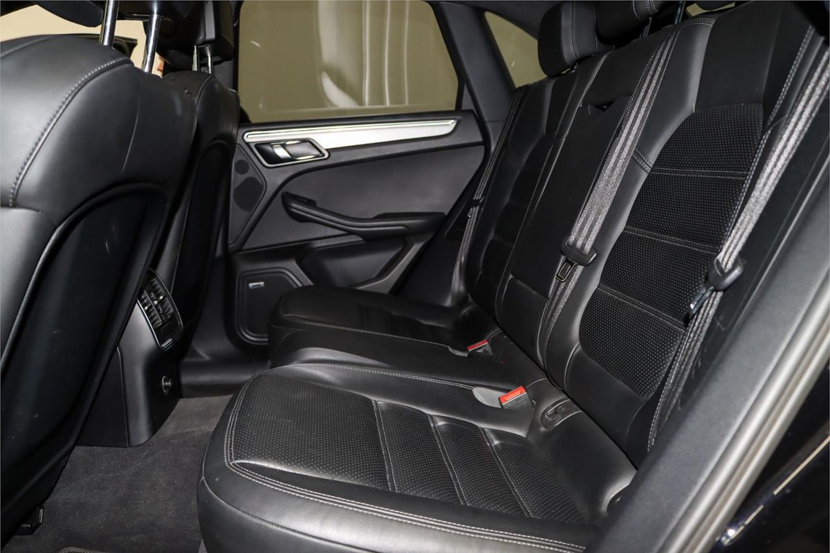 2015 Porsche Macan Turbo 95B