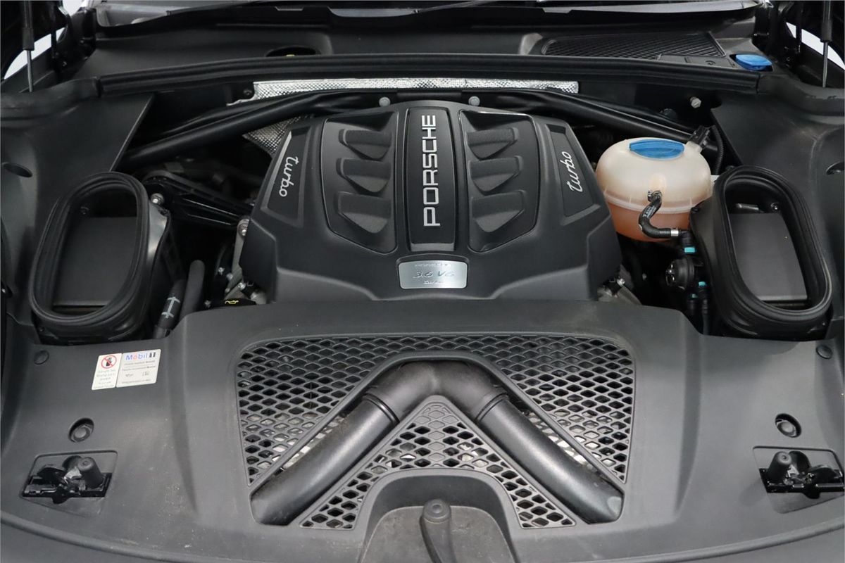 2015 Porsche Macan Turbo 95B