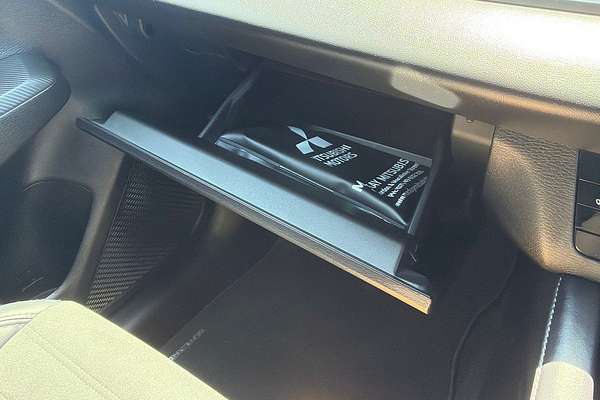 2024 Mitsubishi Outlander Black Edition ZM