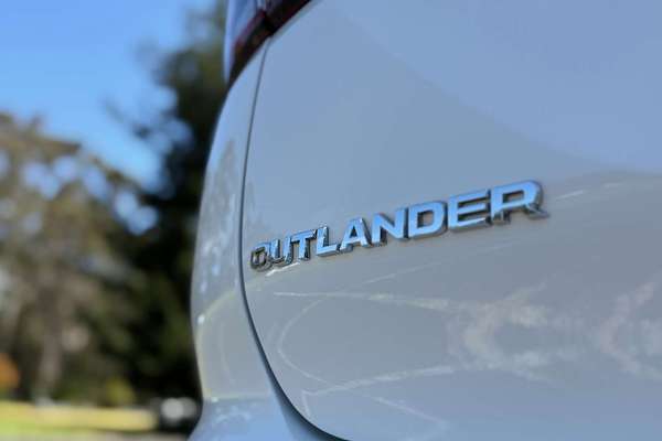 2025 Mitsubishi Outlander LS ZM