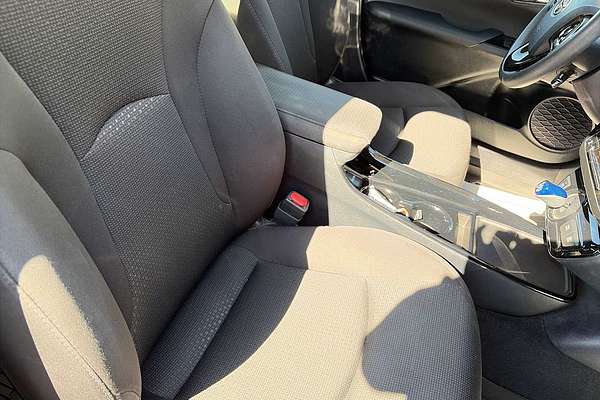 2022 Toyota Prius LE